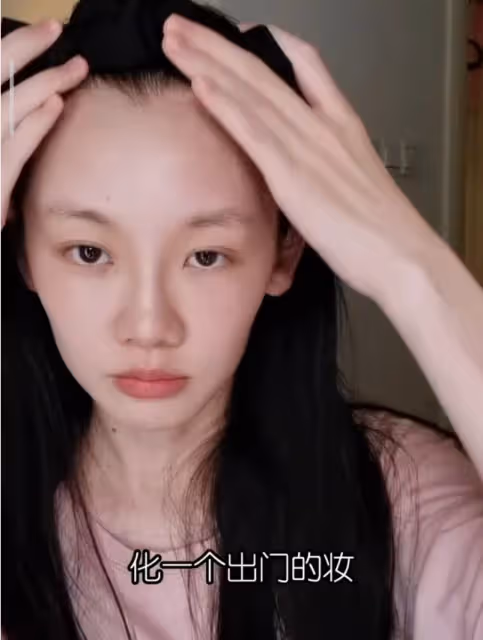 鄭愷夫婦甜蜜約會,苗苗高溫天穿長袖長褲,素顏憔悴瘦到雙頰凹陷