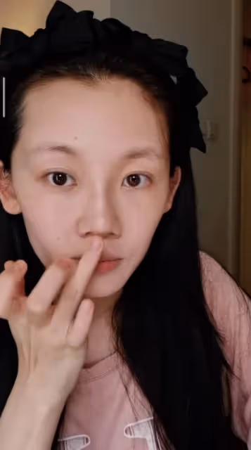 鄭愷夫婦甜蜜約會,苗苗高溫天穿長袖長褲,素顏憔悴瘦到雙頰凹陷