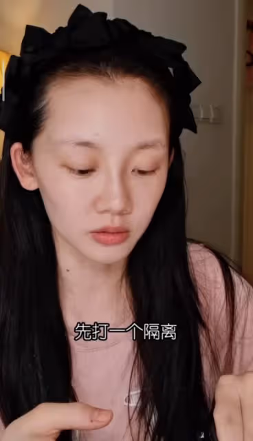 鄭愷夫婦甜蜜約會,苗苗高溫天穿長袖長褲,素顏憔悴瘦到雙頰凹陷