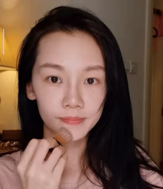 鄭愷夫婦甜蜜約會,苗苗高溫天穿長袖長褲,素顏憔悴瘦到雙頰凹陷
