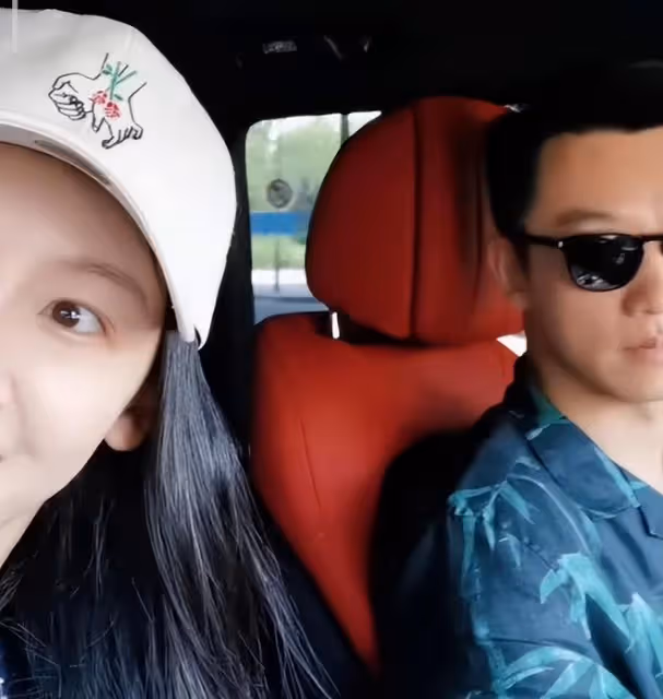 鄭愷夫婦甜蜜約會,苗苗高溫天穿長袖長褲,素顏憔悴瘦到雙頰凹陷