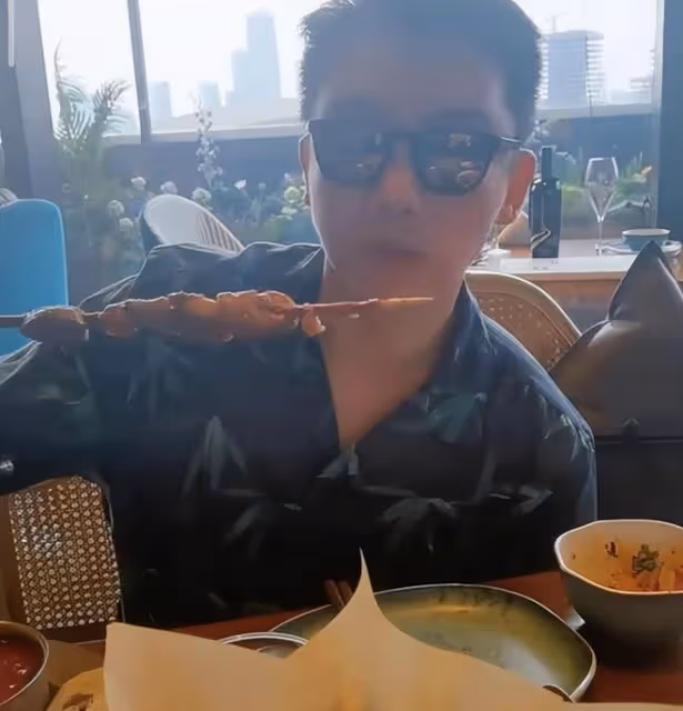 鄭愷夫婦甜蜜約會，苗苗高溫天穿長袖長褲，素顏憔悴瘦到雙頰凹陷