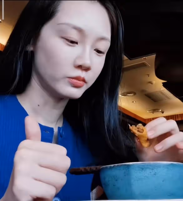 鄭愷夫婦甜蜜約會，苗苗高溫天穿長袖長褲，素顏憔悴瘦到雙頰凹陷