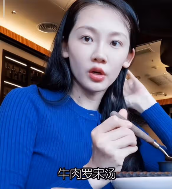 鄭愷夫婦甜蜜約會，苗苗高溫天穿長袖長褲，素顏憔悴瘦到雙頰凹陷