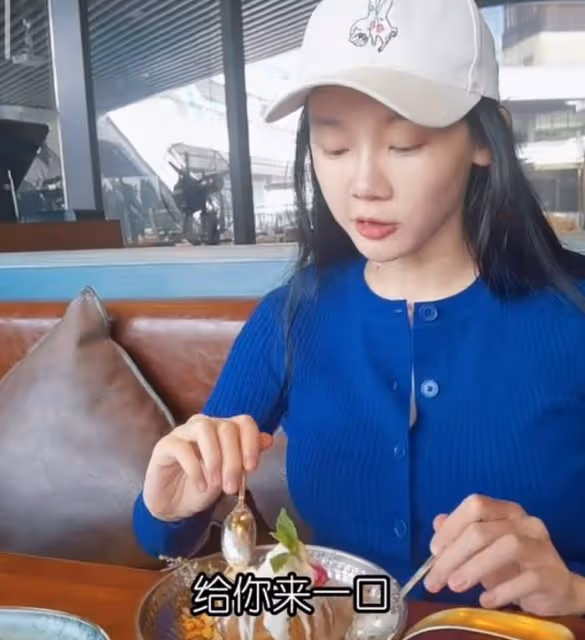 鄭愷夫婦甜蜜約會，苗苗高溫天穿長袖長褲，素顏憔悴瘦到雙頰凹陷