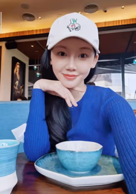 鄭愷夫婦甜蜜約會，苗苗高溫天穿長袖長褲，素顏憔悴瘦到雙頰凹陷