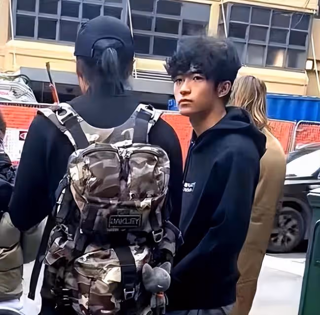 謝霆鋒攜長子返回香港,16歲Lucas乖巧冷酷!臨走時大秀父子情