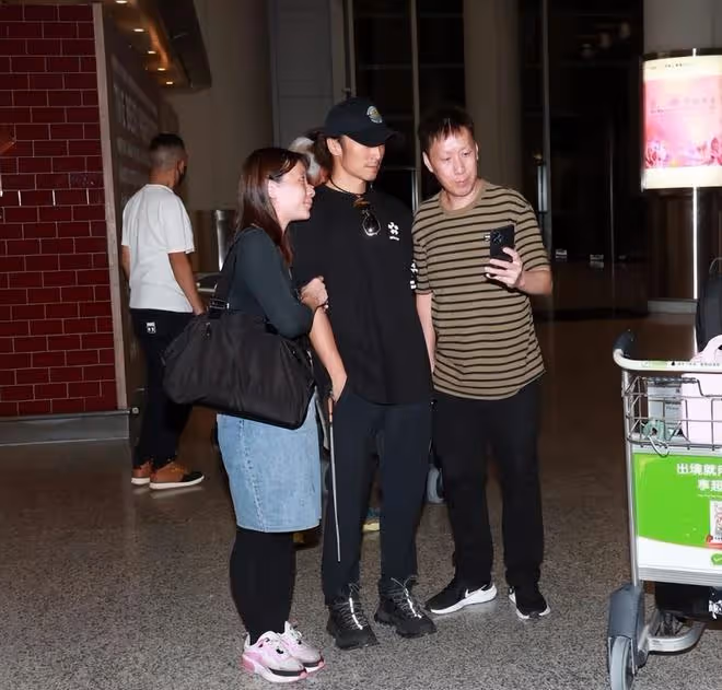 謝霆鋒攜長子返回香港,16歲Lucas乖巧冷酷!臨走時大秀父子情