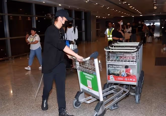 謝霆鋒攜長子返回香港,16歲Lucas乖巧冷酷!臨走時大秀父子情