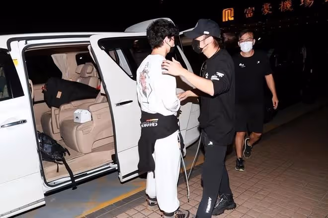 謝霆鋒攜長子返回香港,16歲Lucas乖巧冷酷!臨走時大秀父子情