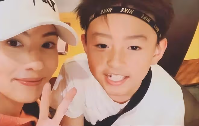 謝霆鋒攜長子返回香港,16歲Lucas乖巧冷酷!臨走時大秀父子情