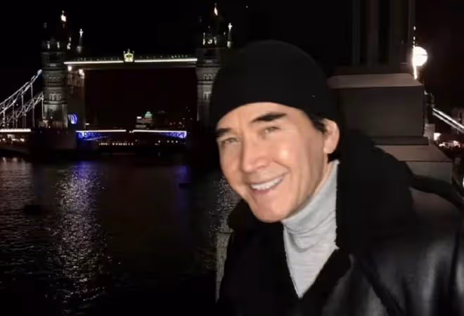 62歲費翔當眾公主抱女演員轉圈，女方小鳥依人，路演現場尖叫不斷