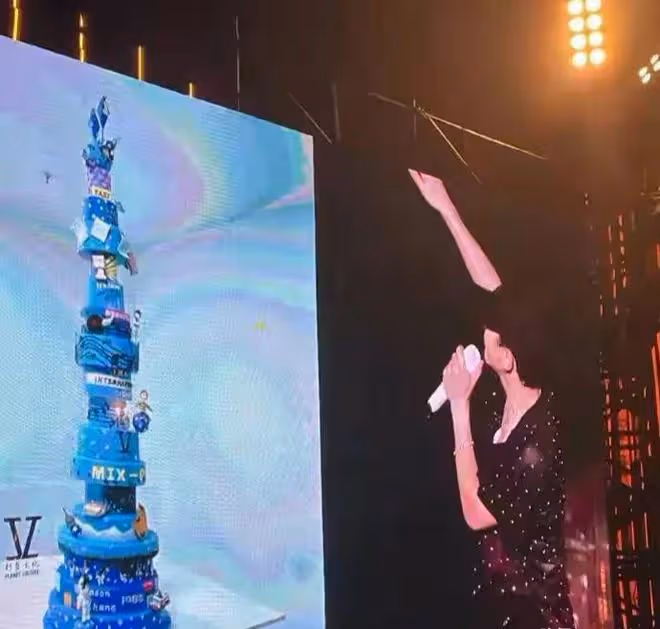 8月4日,歌手張傑突然被推上風口浪尖!演唱會上的一個蛋糕引爭議