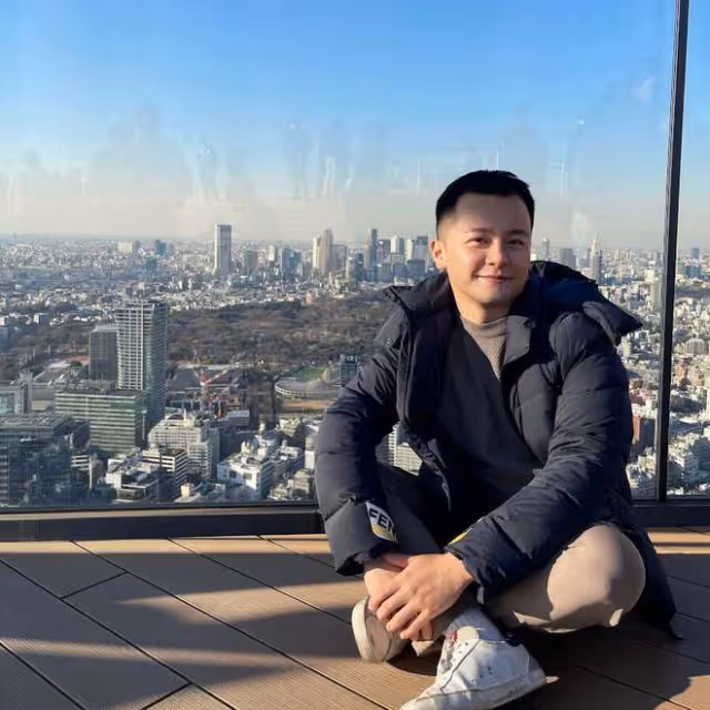 知名童星轉行成跨國集團經理!34歲成熟又帥氣,妹妹曾是TVB演員