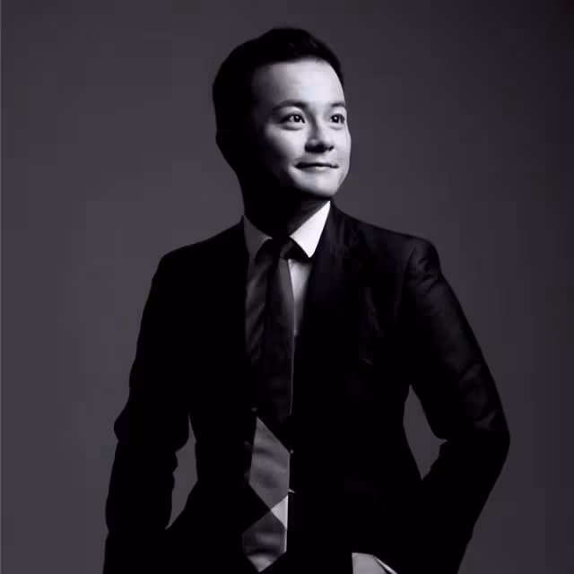 知名童星轉行成跨國集團經理!34歲成熟又帥氣,妹妹曾是TVB演員