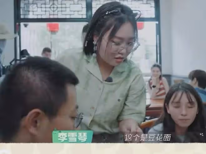 李雪琴：因主動要嘗陌生人碗里的面，引髮網友爭議