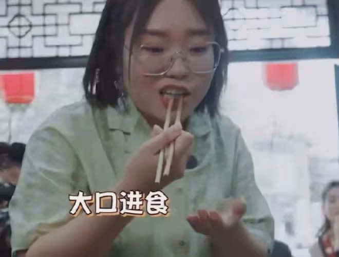 李雪琴：因主動要嘗陌生人碗里的面，引髮網友爭議