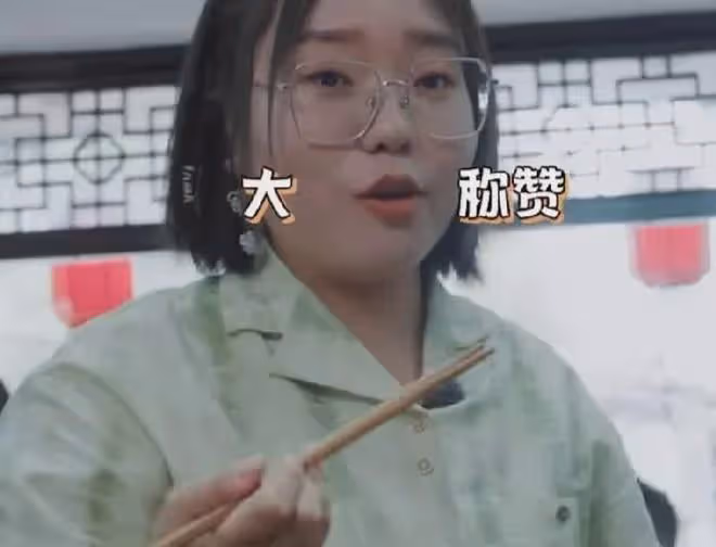 李雪琴：因主動要嘗陌生人碗里的面，引髮網友爭議