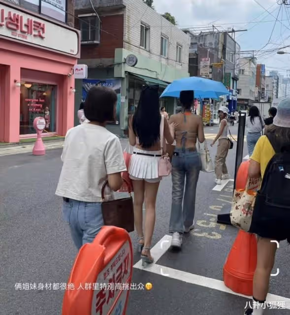 小S仨女兒韓國逛街，17歲大女兒穿著大膽，網友：太妹裝很不得體