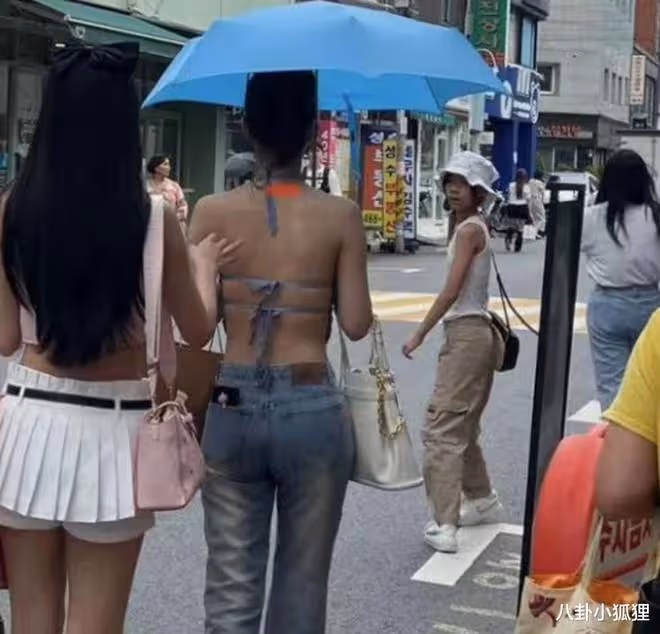 小S仨女兒韓國逛街，17歲大女兒穿著大膽，網友：太妹裝很不得體