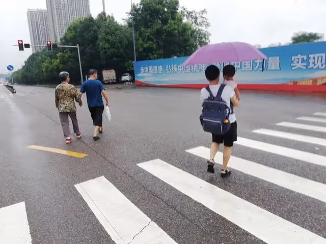 我是長兄,父母去世後,我拒絕了兄弟姐妹過年來我家團聚的請求