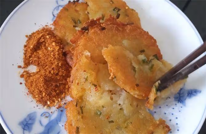 貴州名小吃洋芋粑粑在家做原來很簡單,外酥里嫩,太好吃了