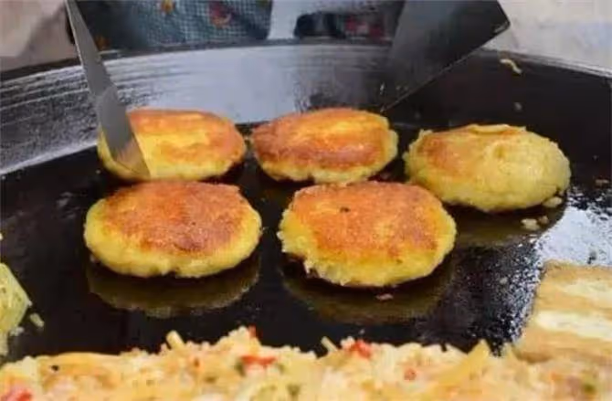 貴州名小吃洋芋粑粑在家做原來很簡單,外酥里嫩,太好吃了