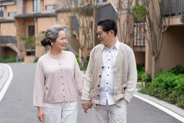 35萬存款全給女婿,半夜聽到吵架聲,我拿著錢直接回老家