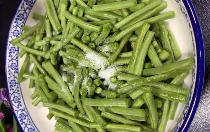 萬萬沒想到,把豆角上鍋蒸一蒸,竟然這麼好吃,每次上桌都光碟