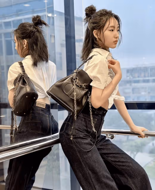「窮養」女兒遭打臉!小S長女拎3萬6包逛街,次女穿短裙露打底褲