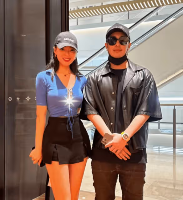 潘瑋柏夫婦被吐槽,機場避嫌分開走,宣雲穿1600弔帶背心身材火辣