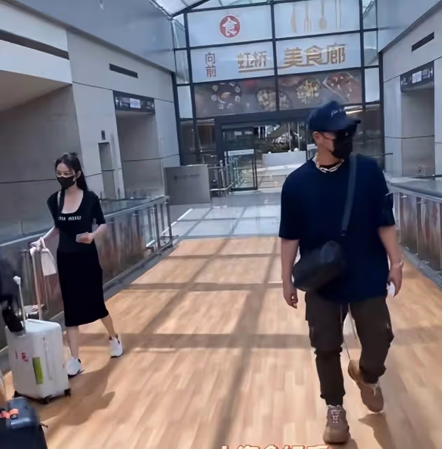 潘瑋柏夫婦被吐槽,機場避嫌分開走,宣雲穿1600弔帶背心身材火辣