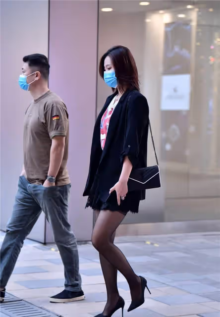 10厘米黑色高跟鞋,搭配黑色襪子和黑色高裙,休閒感十足