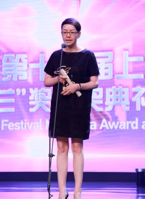 宋丹丹穿短裙露腿,不俗氣卻傷感的超模腿,很少有年輕人能比得上