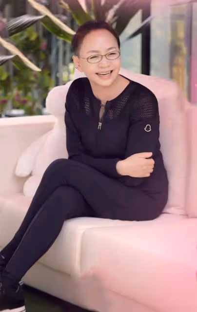 宋丹丹穿短裙露腿,不俗氣卻傷感的超模腿,很少有年輕人能比得上