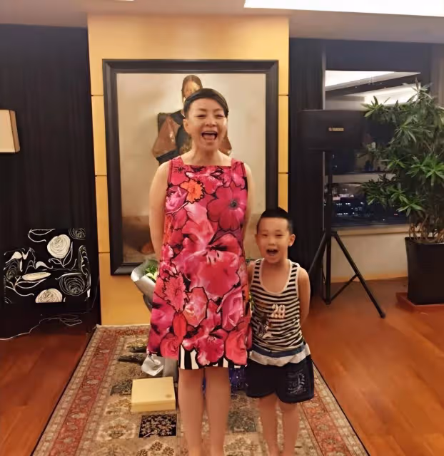 宋丹丹穿短裙露腿,不俗氣卻傷感的超模腿,很少有年輕人能比得上