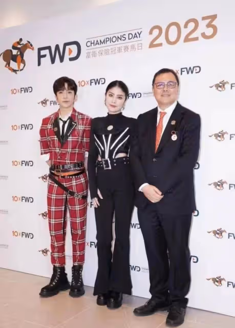 陳慧琳難得秀身材,穿高領瞬間沒脖子太侷促,九分褲更是顯腿短