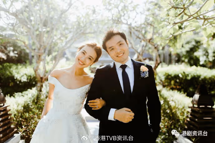 同醫院同房出生是青梅竹馬!TVB人氣花旦曬老公合照賀結婚4周年