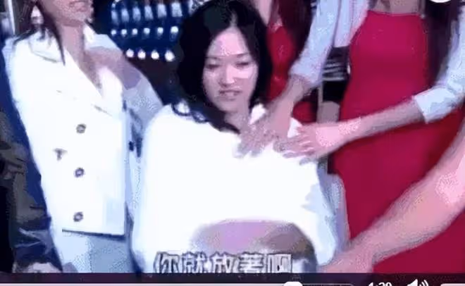 毀三觀！陳喬恩滿大街找睪丸吃、節目上還當眾脫奶罩，太瘋狂了