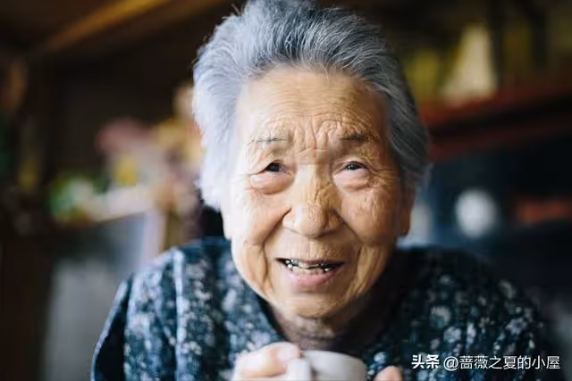 老公把他奶奶接到家裡讓我伺候,我逃回娘家第三天,老公就崩潰了!