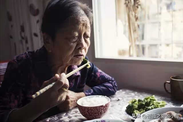 老公把他奶奶接到家裡讓我伺候,我逃回娘家第三天,老公就崩潰了!