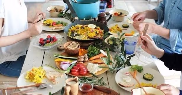 婆家12人聚餐!婆婆「給我880元」買魚蝦雞牛肉 我聽了想笑「打電話訂了12份好料」送來後:他們傻眼了
