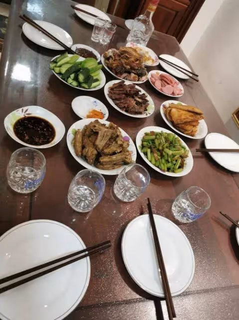 婆家12人聚餐!婆婆「給我880元」買魚蝦雞牛肉 我聽了想笑「打電話訂了12份好料」送來後:他們傻眼了