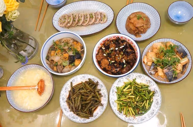 婆家12人聚餐!婆婆「給我880元」買魚蝦雞牛肉 我聽了想笑「打電話訂了12份好料」送來後:他們傻眼了