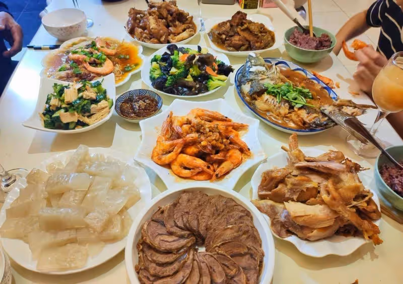 婆家12人聚餐!婆婆「給我880元」買魚蝦雞牛肉 我聽了想笑「打電話訂了12份好料」送來後:他們傻眼了