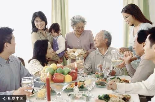 婆家12人聚餐!婆婆「給我880元」買魚蝦雞牛肉 我聽了想笑「打電話訂了12份好料」送來後:他們傻眼了