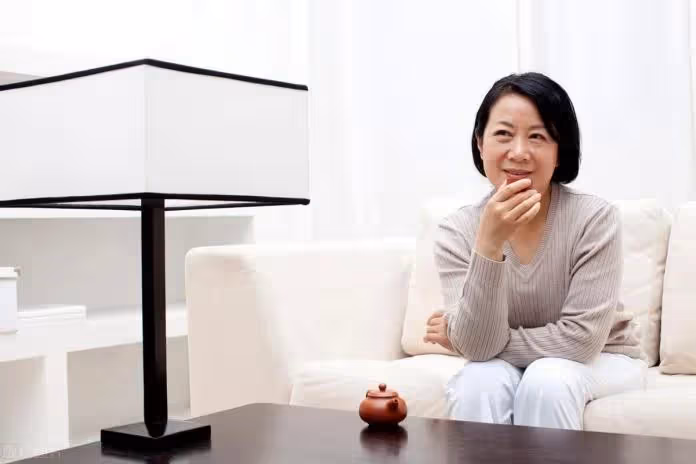 女友為了救我不幸離世,我每月「給她母親1.3萬」今卻說要2.2萬 去她家「看到一人後」讓我目瞪口呆