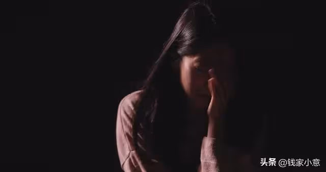 帶老婆住工地集體宿舍,她總熬到最後洗澡,那天發現她在被窩痛哭!