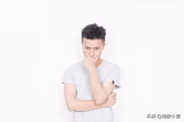 帶老婆住工地集體宿舍,她總熬到最後洗澡,那天發現她在被窩痛哭!