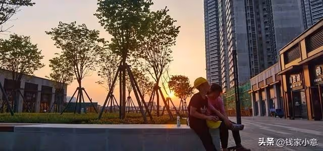 帶老婆住工地集體宿舍,她總熬到最後洗澡,那天發現她在被窩痛哭!
